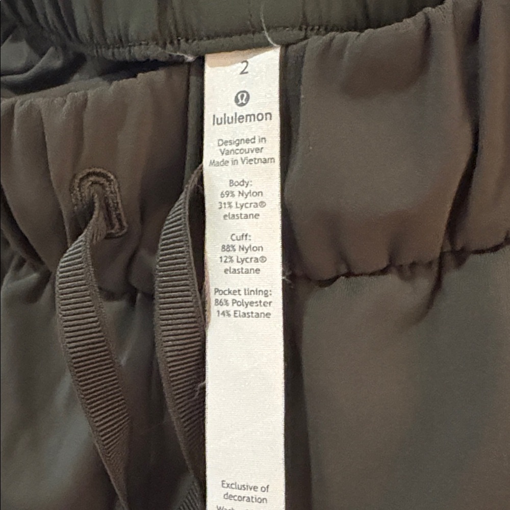 Lululemon On The Fly Jogger Luxtreme 25” in Dark Olive SZ 2 EUC - Picture 5 of 5